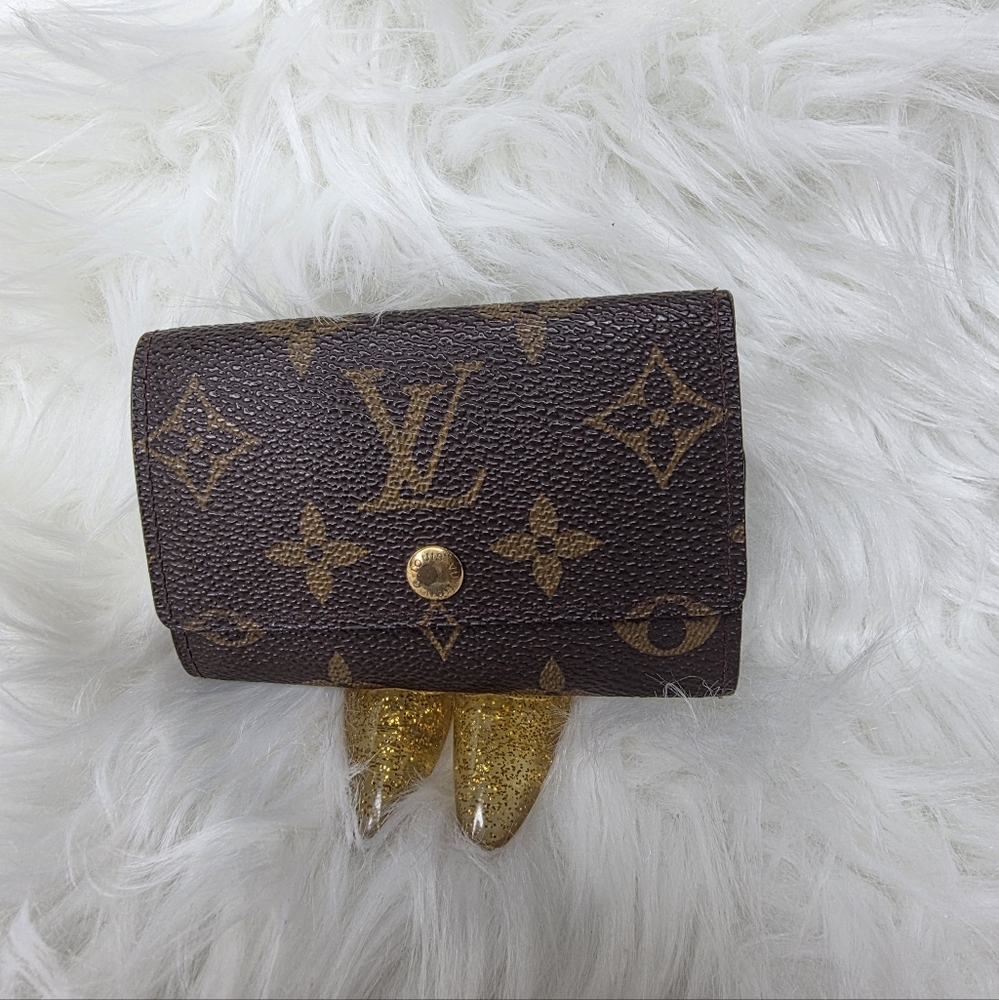 Louis Vuitton Monogram Keyholder - Picture 2 of 8